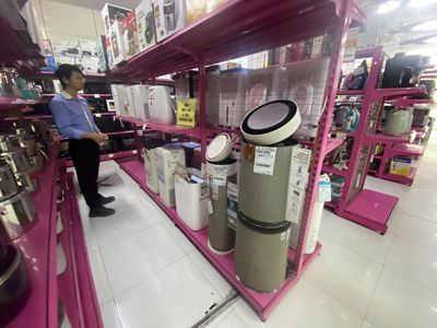 Hà Nội ô nhiễm, máy lọc không khí đắt hàng - Ảnh 1.