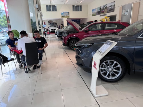 Xe lai bất ngờ tăng tốc - Ảnh 1. Xe lai bất ngờ tăng tốc - Ảnh 1.