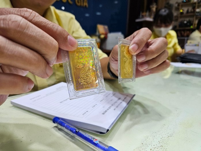 Giá vàng hôm nay 14 - 12 tăng vọt , dự báo tiếp tục tăng trong tuần tới - Ảnh 2. Giá vàng hôm nay 14 - 12 tăng vọt , dự báo tiếp tục tăng trong tuần tới - Ảnh 2.