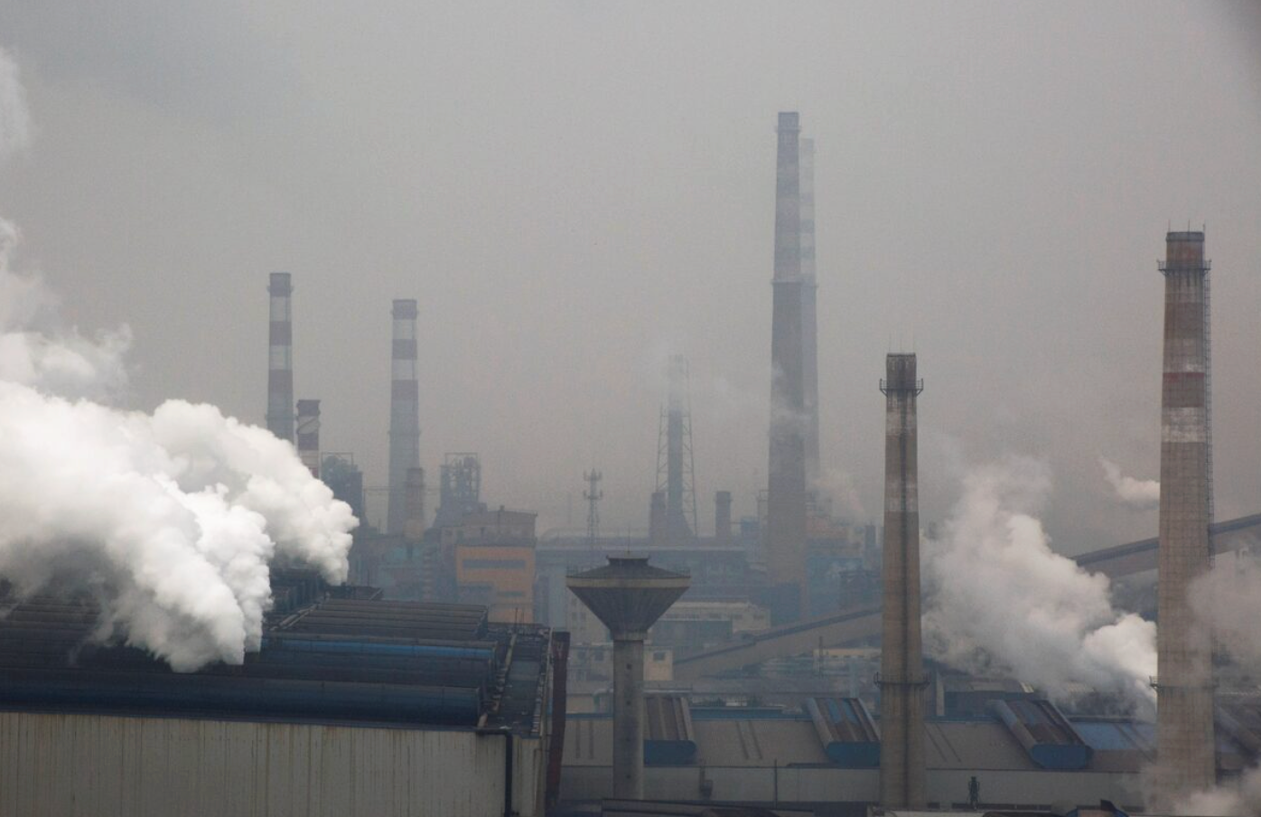 Khói và hơi nước bốc lên từ một nhà máy thép ở tỉnh Hà Nam, Trung Quốc. (Ảnh: Reuters)