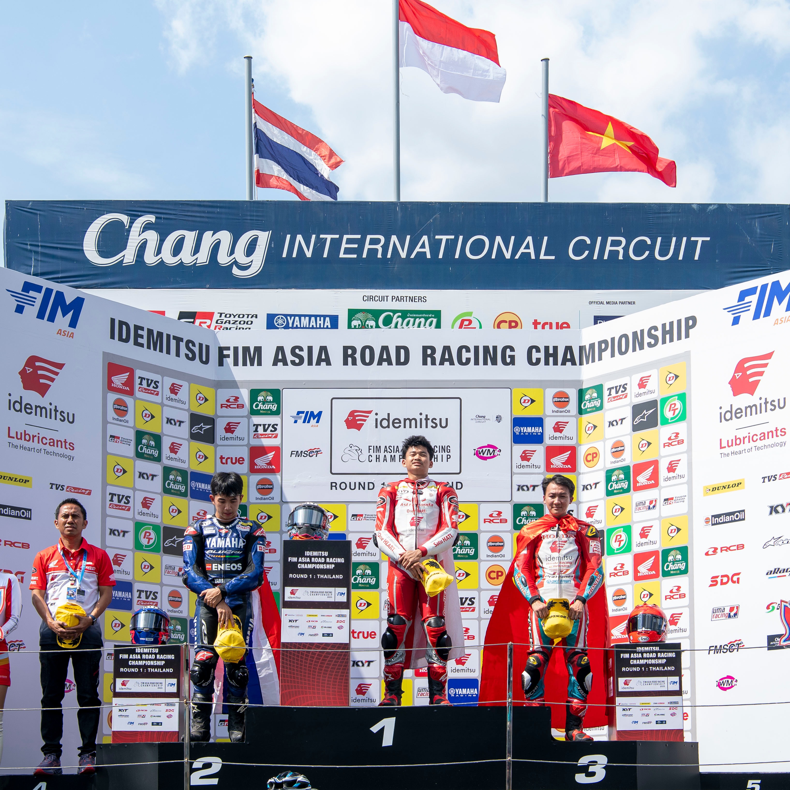 Cao Việt Nam giành top 3 ngay trận mở màn.