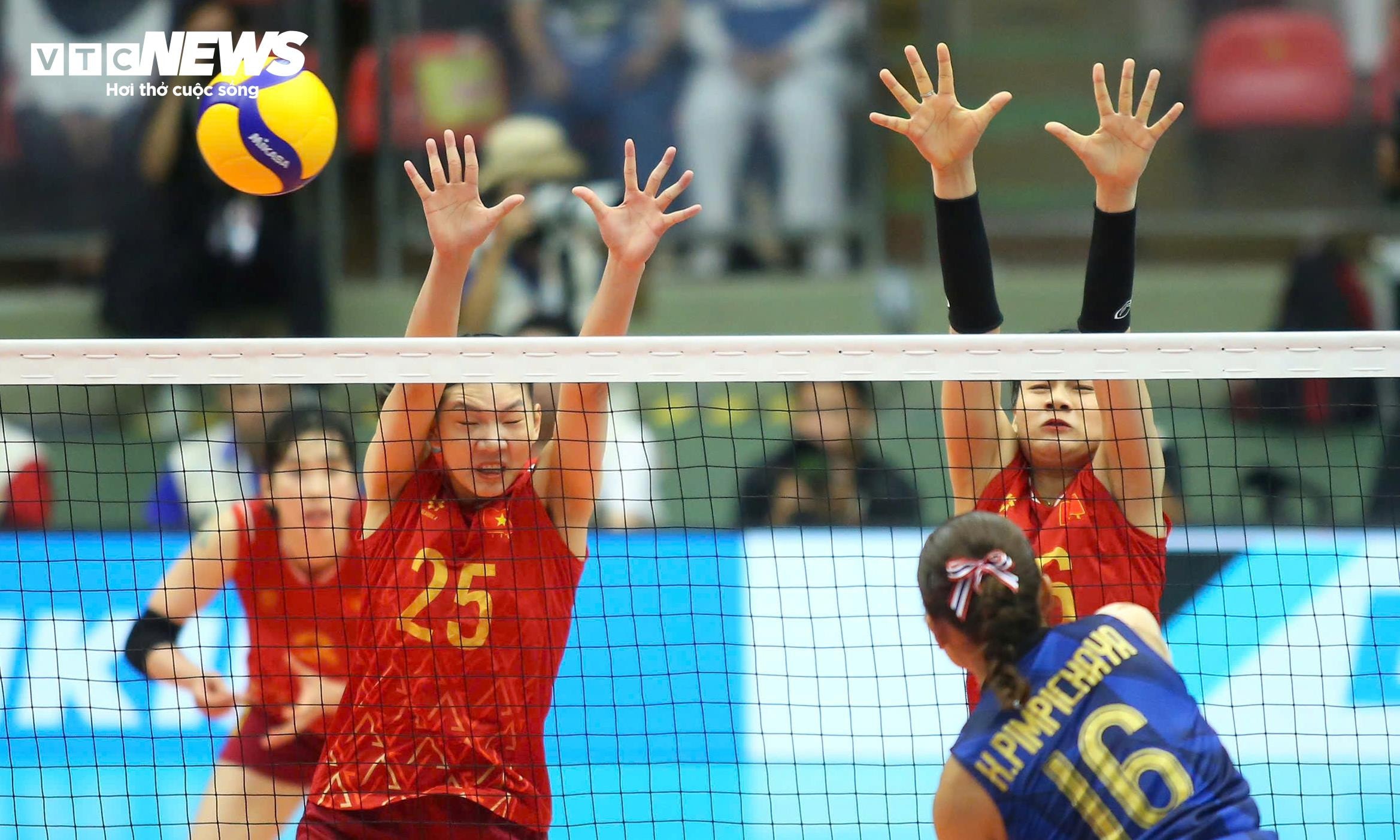 Đội tuyển bóng chuyền nữ Việt Nam chơi ngang ngửa với Thái Lan.