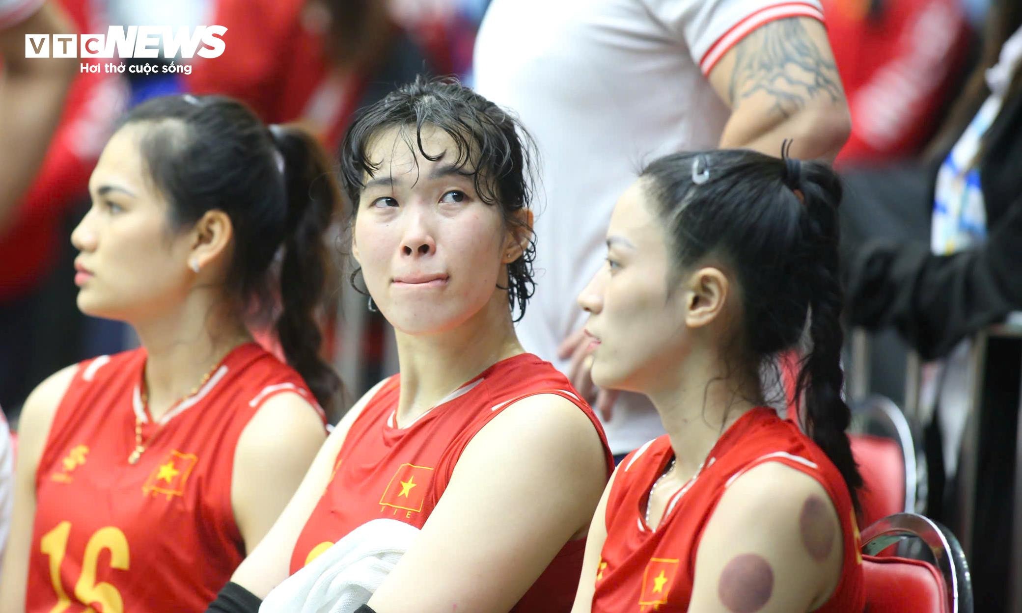 Thanh Thuý và đồng đội thất thần trên sân sau khi trận đấu kết thúc. Đội tuyển Việt Nam thi đấu sòng phẳng với đối thủ mạnh hơn đến những điểm số cuối cùng.