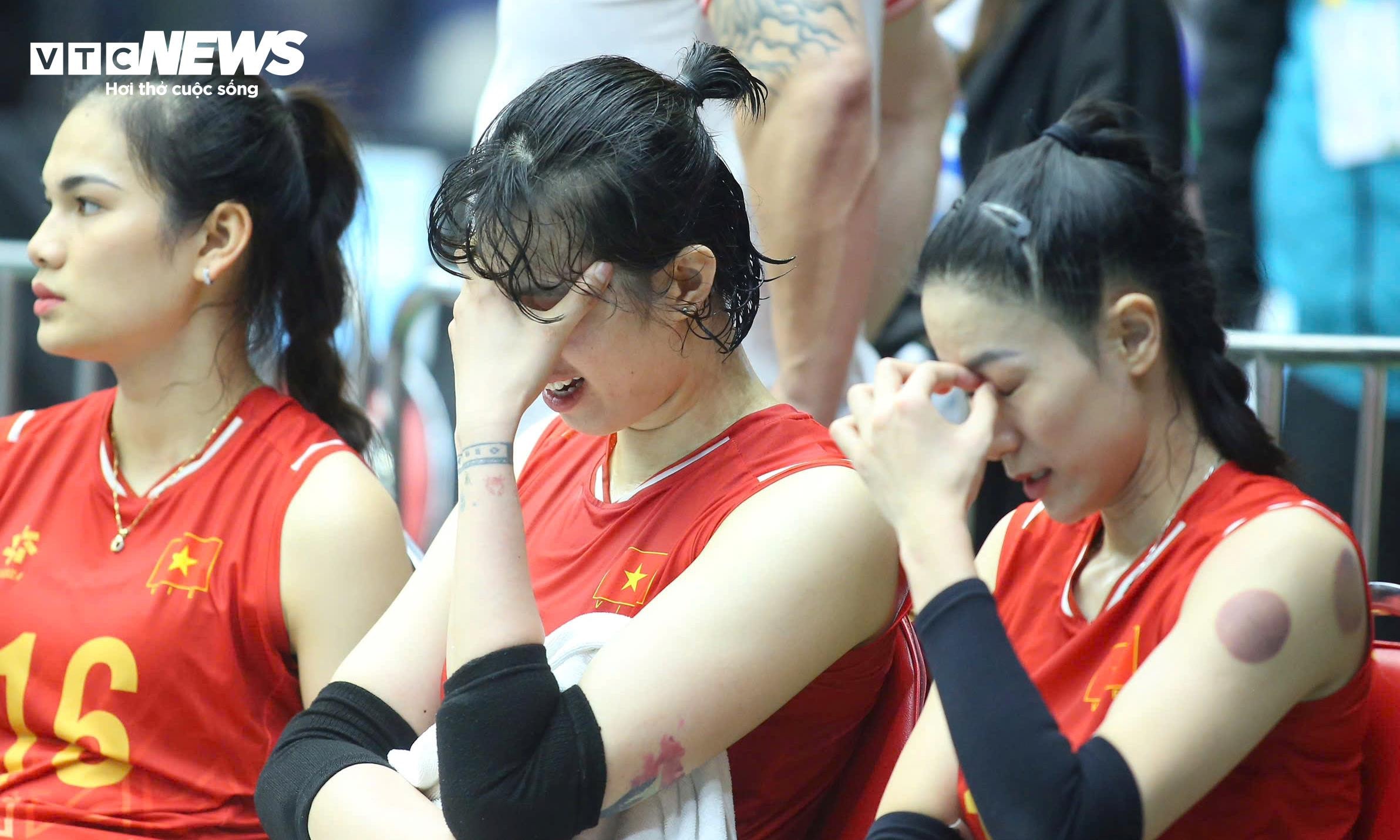 Thanh Thuý, Kiều Trinh oà khóc.