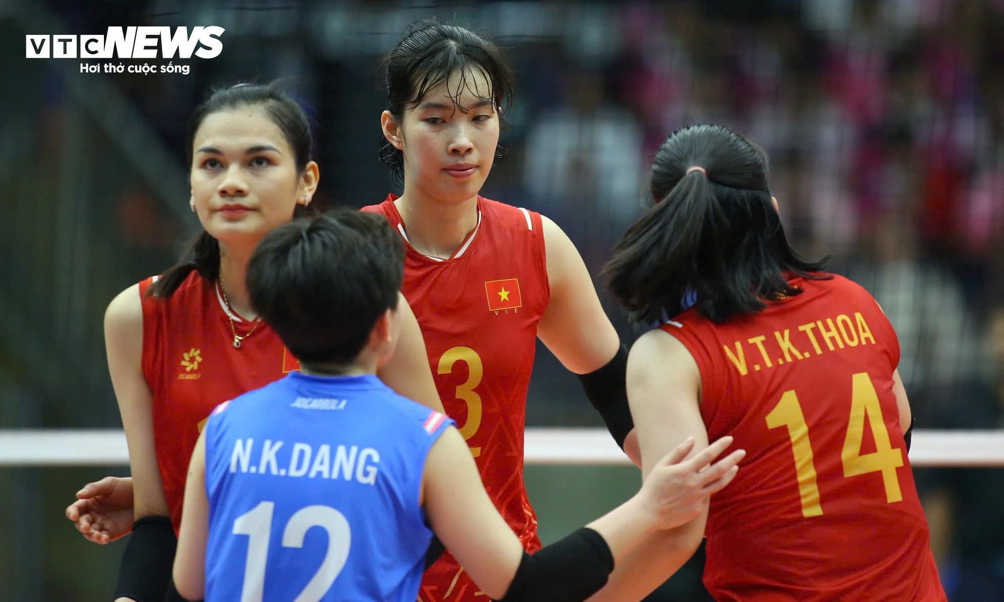 Sau 3 hiệp, đội tuyển bóng chuyền nữ Việt Nam thua 2-3 (25-19, 18-25, 13-25, 25-23, 23-25).