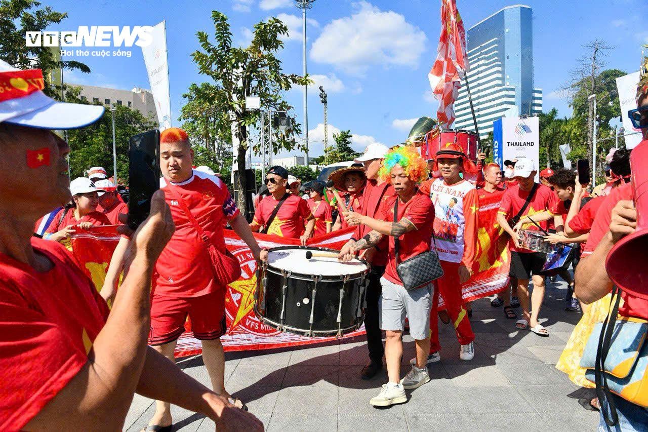Ngay từ thời điểm 13h30 (trước giờ bóng lăn 2 tiếng), rất đông cổ động viên Việt Nam đã có mặt tại sân Rajamangala để chờ đợi U22 Việt Nam. Tận dụng cơ hội này, một số 