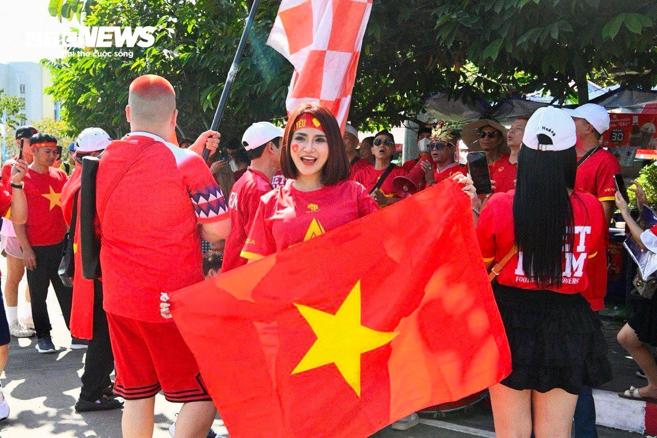 Nhiều cổ động viên chờ đợi chuyến đi này với khao khát chứng kiến chiến thắng của U22 Việt Nam. Họ vừa kiểm tra ảnh, kiểm tra lại vé vào sân và thông tin trận đấu. Vé môn bóng đá nam có sử dụng hình thức mã QR Code để vào sân.