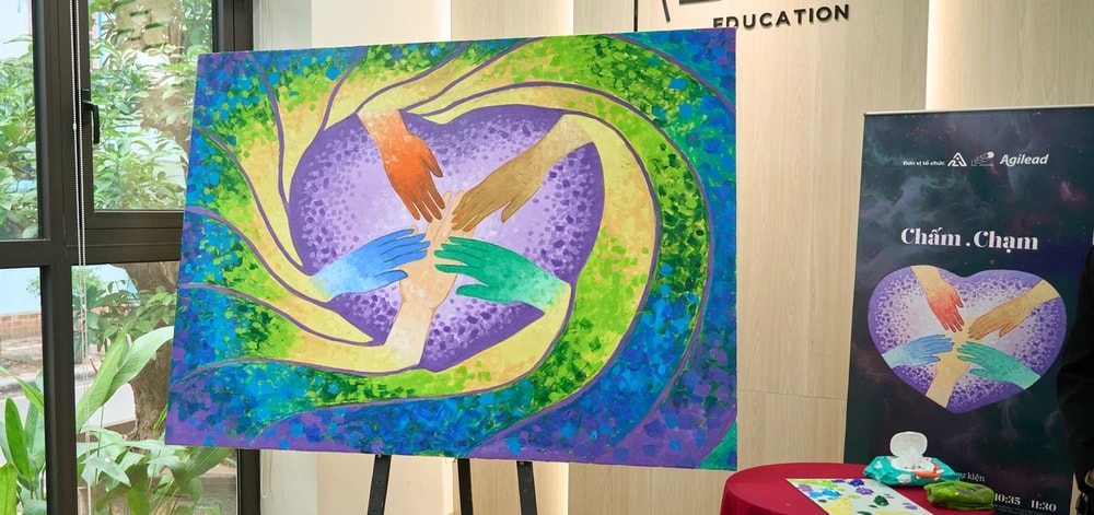 Bức tranh hoàn thiện sẽ được đấu giá để gây quỹ ủng hộ miền Trung.