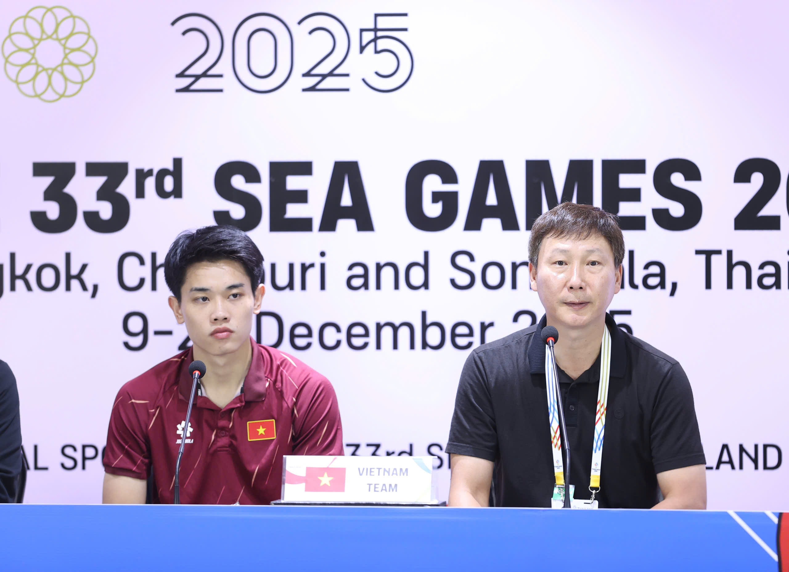 Huấn luyện viên Kim Sang-sik và tiền đạo Nguyễn Đình Bắc trong buổi họp báo sau trận bán kết SEA Games 33.
