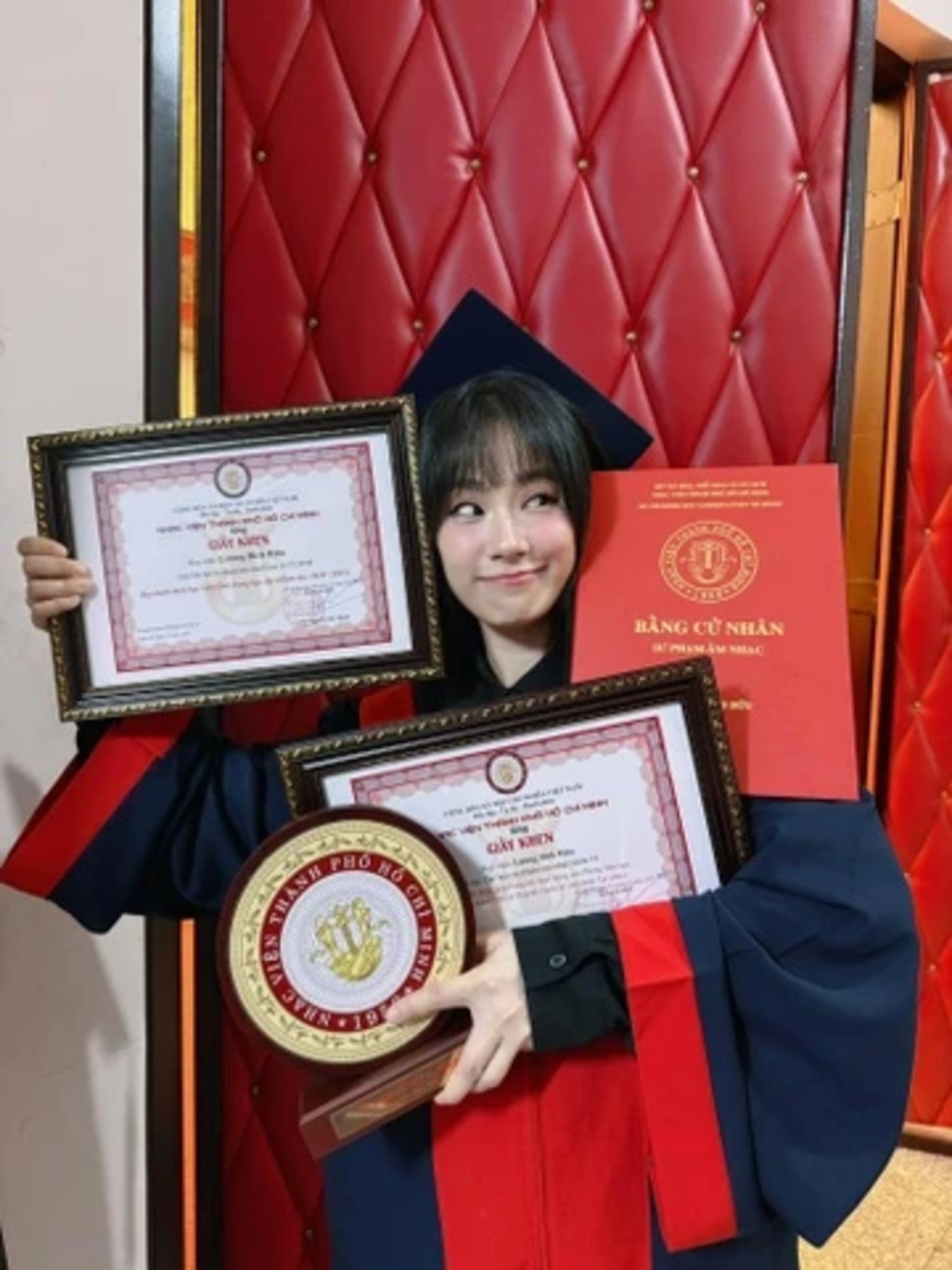 Lương Bích Hữu tốt nghiệp đại học ở tuổi 41. Ảnh: FBNV.