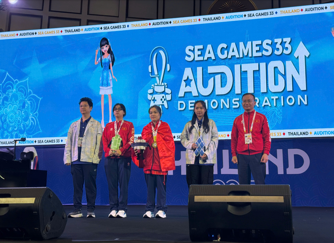 VĐV VN_Elina (Lê Thị Hoài Phương) và VĐV VN_Linhh (Tô Ý Linh) giành HCV và HCB ở nội dung đơn nữ.