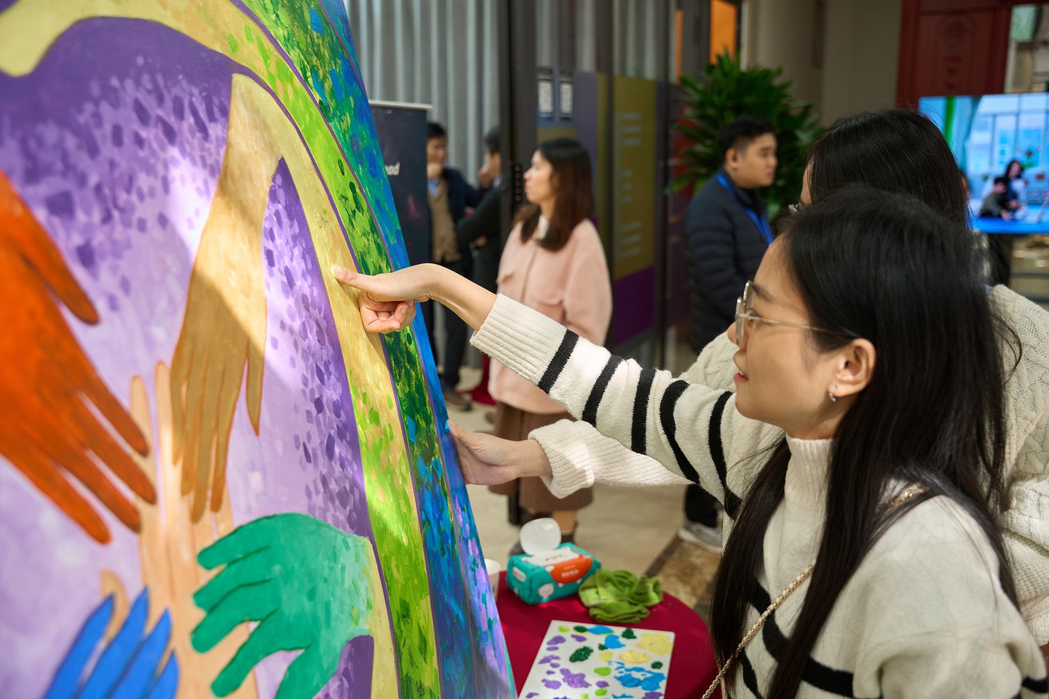 Nhiều bạn trẻ thích thú sáng tạo, ''chấm và chạm'' vào tranh.