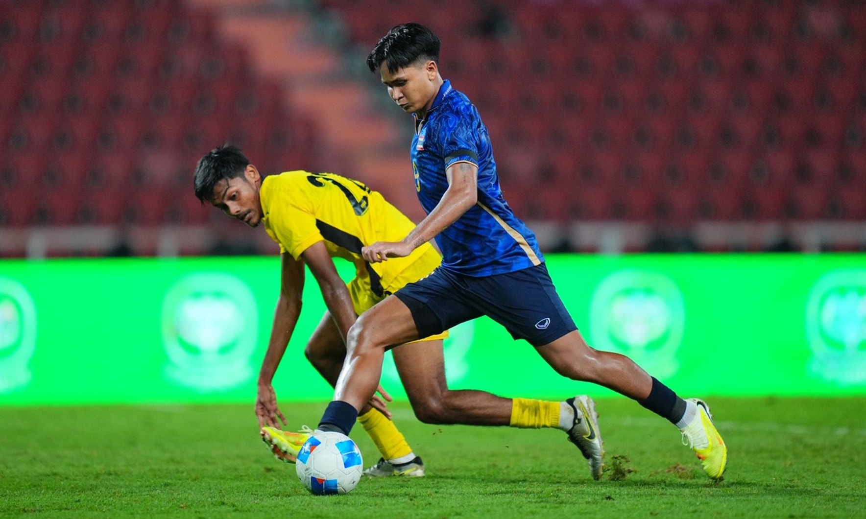 U22 Thái Lan (áo xanh) vượt qua U22 Malaysia để vào chung kết gặp U22 Việt Nam. (Ảnh: LĐBĐ Thái Lan)