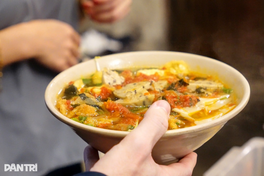 Khách Tây ngồi “vỉa hè trong nhà”, ăn chay tự phục vụ giữa phố cổ Hà Nội - 5 Khách Tây ngồi “vỉa hè trong nhà”, ăn chay tự phục vụ giữa phố cổ Hà Nội - 5