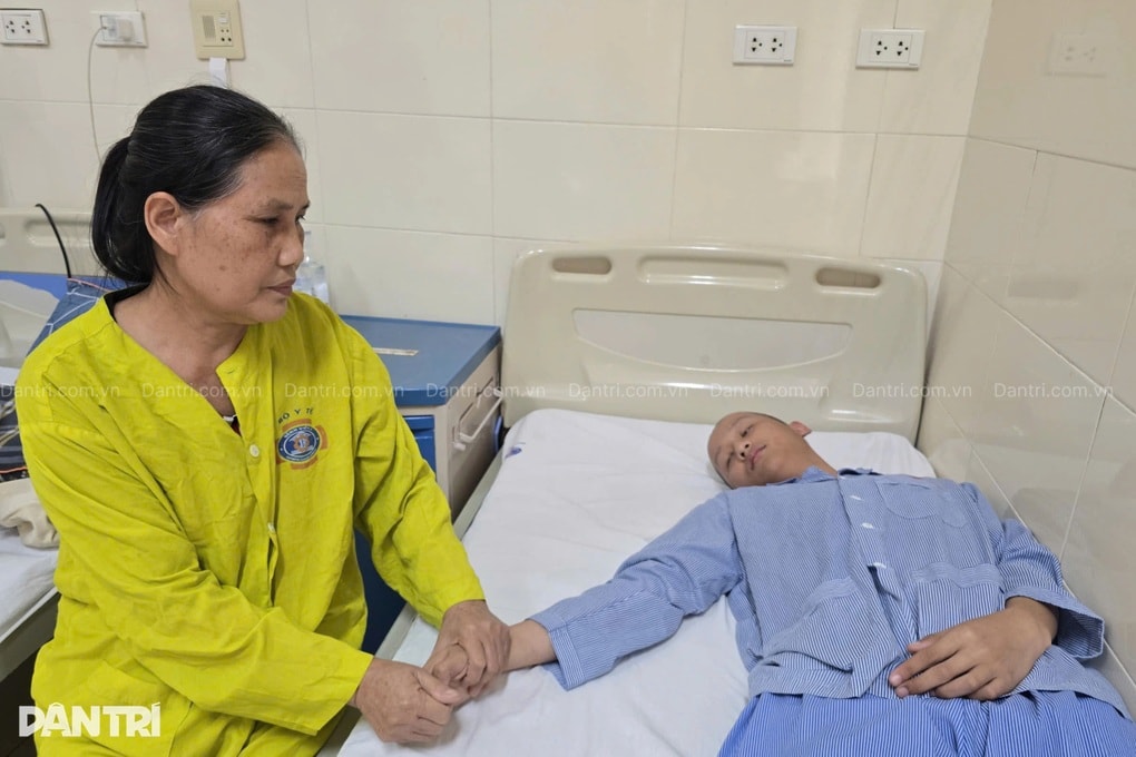 Cậu bé mồ côi mẹ, mắc ung thư xương: “Xin giữ lại chân cho con!” - 2