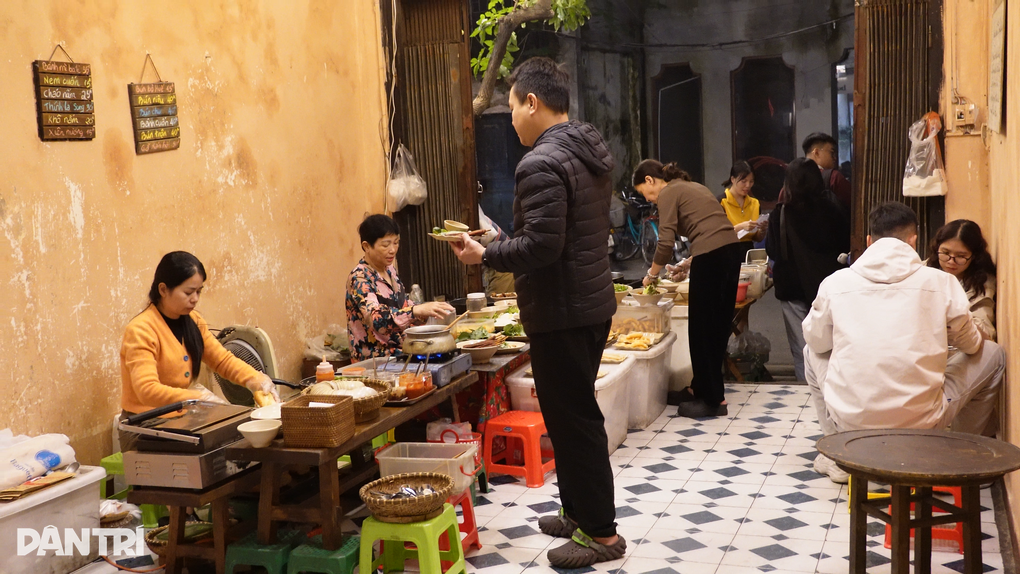 Khách Tây ngồi “vỉa hè trong nhà”, ăn chay tự phục vụ giữa phố cổ Hà Nội - 4 Khách Tây ngồi “vỉa hè trong nhà”, ăn chay tự phục vụ giữa phố cổ Hà Nội - 4