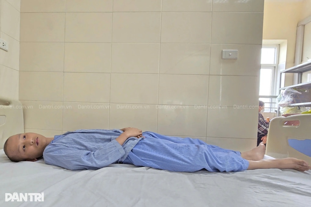 Cậu bé mồ côi mẹ, mắc ung thư xương: “Xin giữ lại chân cho con!” - 1