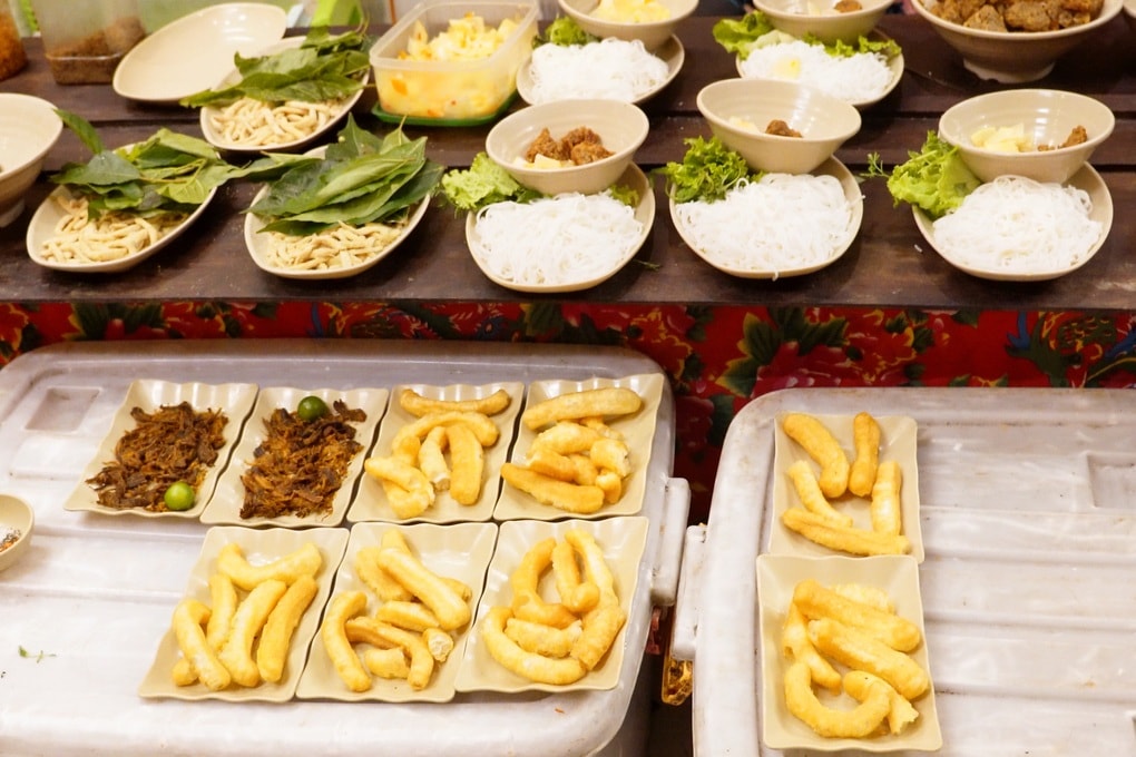 Khách Tây ngồi “vỉa hè trong nhà”, ăn chay tự phục vụ giữa phố cổ Hà Nội - 3 Khách Tây ngồi “vỉa hè trong nhà”, ăn chay tự phục vụ giữa phố cổ Hà Nội - 3