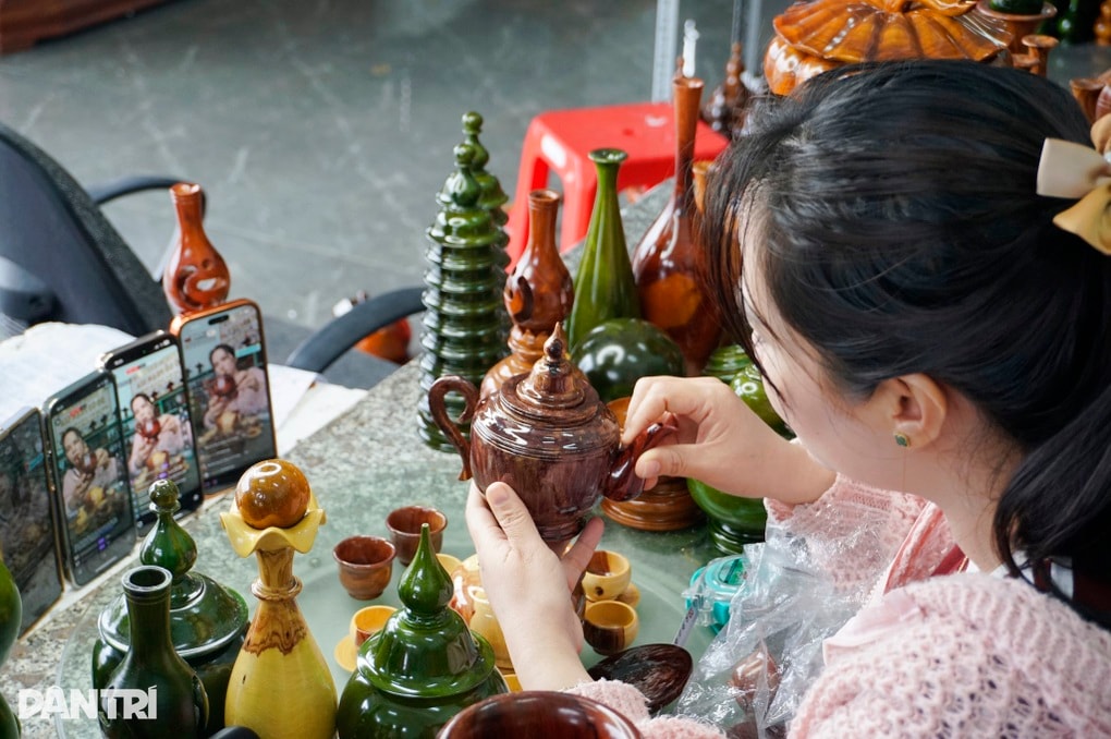 Làng nghề trăm tuổi hồi sinh nhờ livestream - 2