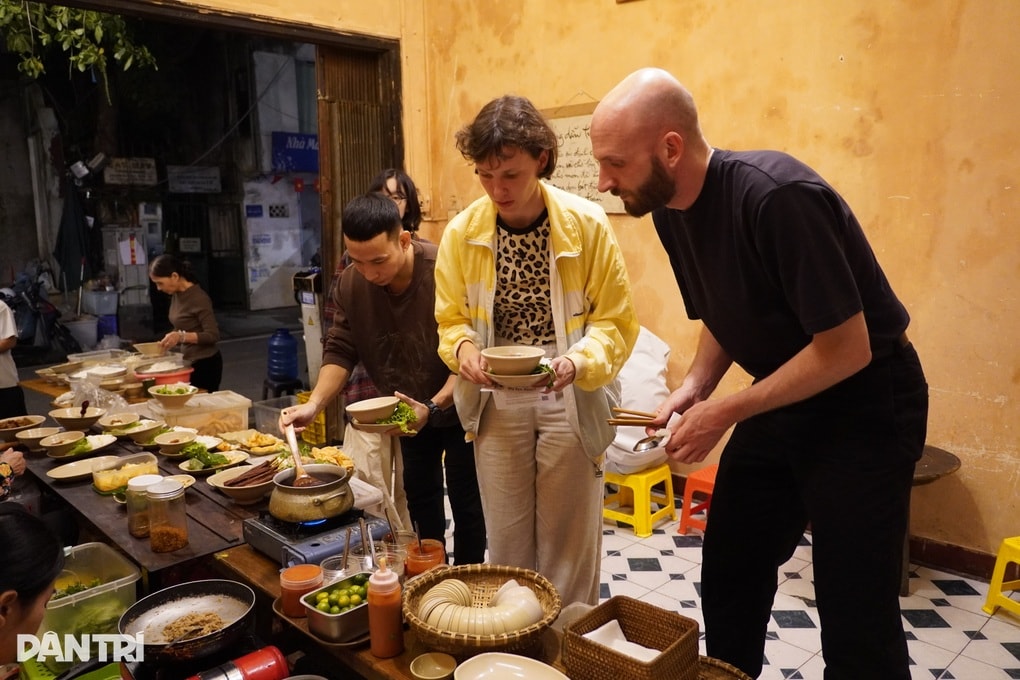 Khách Tây ngồi “vỉa hè trong nhà”, ăn chay tự phục vụ giữa phố cổ Hà Nội - 1 Khách Tây ngồi “vỉa hè trong nhà”, ăn chay tự phục vụ giữa phố cổ Hà Nội - 1