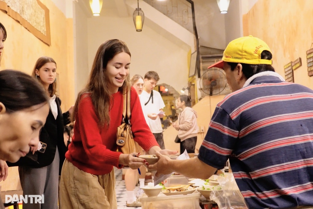 Khách Tây ngồi “vỉa hè trong nhà”, ăn chay tự phục vụ giữa phố cổ Hà Nội - 2 Khách Tây ngồi “vỉa hè trong nhà”, ăn chay tự phục vụ giữa phố cổ Hà Nội - 2