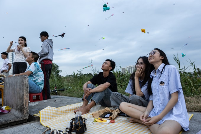 Người đến thả diều tại khu đất trống gần cầu Ba Son. Ảnh: Khương Nguyễn