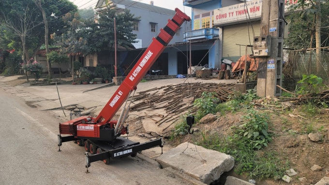 Chiếc cần cẩu được anh Hùng chế tạo có khả năng nâng đồ vật nặng 200-300 kg, từ xe máy cho đến bao tải thóc, miếng bê tông. Ảnh: Nhân vật cung cấp