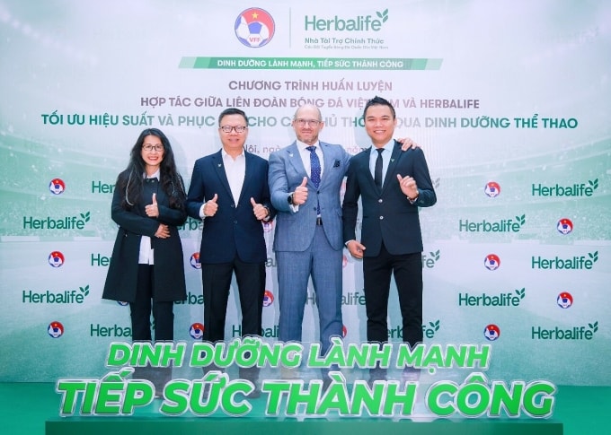 TS Julián Álvarez (thứ hai từ phải sang) và đại diện của Herbalife Việt Nam tại chuỗi đào tạo về dinh dưỡng tại trụ sở VFF. Ảnh: Trees Media