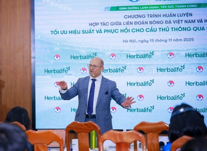 Tiến sĩ Julián Álvarez trong buổi đào tạo về dinh dưỡng thể thao tại VFF. Ảnh: Trees Media