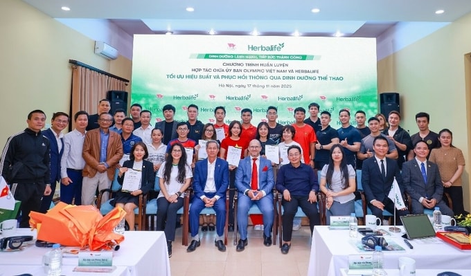 TS Julián Álvarez cùng các thành viên VOC tại chuỗi đào tạo về dinh dưỡng. Ảnh: Trees Media