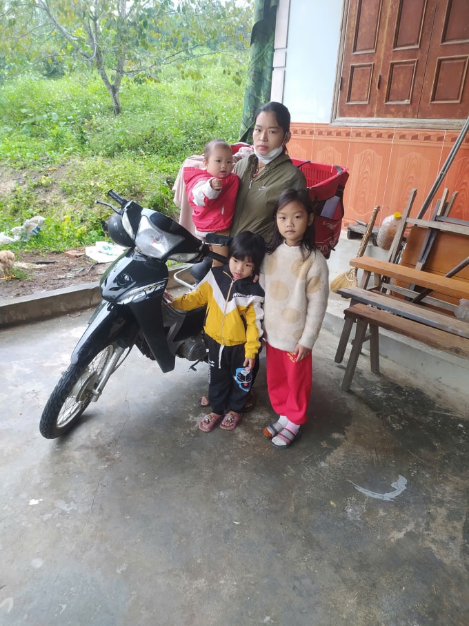 Chị Vũ Thị Hoài và ba con nhỏ ở xã Hoa Quân, Nghệ An. Ảnh: Nghệ An News