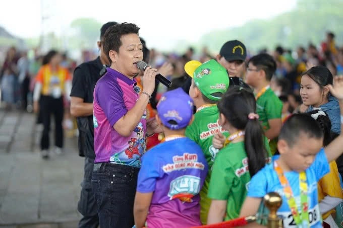 Nghệ sĩ Trường Giang giao lưu cùng các em runner nhí. Ảnh: VnExpress Marathon