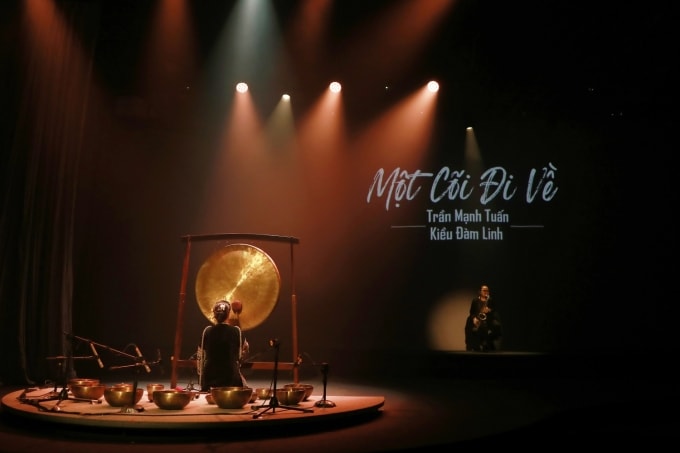 Trần Mạnh Tuấn bên vợ trong màn trình diễn Một cõi đi về. Ảnh: Lý Võ Phú Hưng