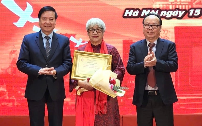 Nhà văn Trần Thị Trường (giữa) ở lễ trao giải sáng 15/12. Ảnh: Thúy Tình