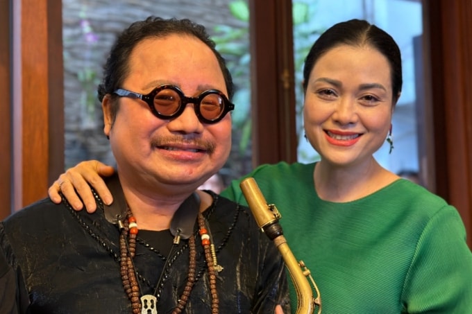 Vợ chồng Trần Mạnh Tuấn trong lần thăm nhà nhạc sĩ Trịnh Công Sơn năm 2023. Ảnh: Mai Nhật