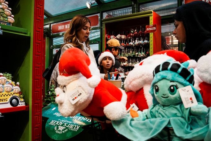 Người dân mua đồ trang trí Giáng sinh tại một khu chợ mùa lễ hội ở Công viên Bryant, New York, ngày 16/11. Ảnh: Reuters