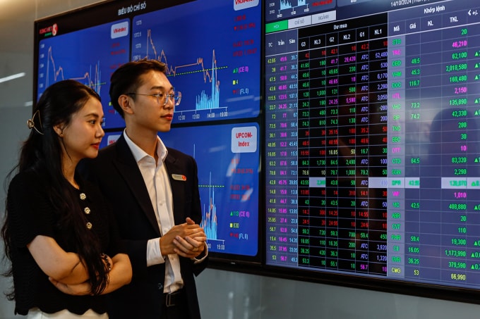 Giao dịch chứng khoán tại công ty cổ phần chứng khoán Rồng Việt (quận 1, TP HCM), hồi tháng 10/2024. Ảnh: An Khương