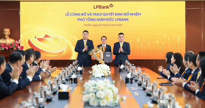 Đại diện ngân hàng trao tặng sổ tiết kiệm trị giá 50 triệu đồng cho ông Bùi Đức Doanh - khách hàng cá nhân thứ 5 triệu. Ảnh: LPBank