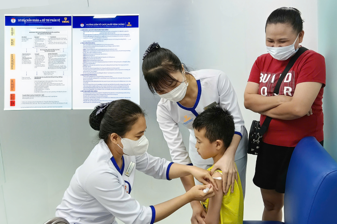 Trẻ được phụ huynh đưa đi tiêm ngừa dại tại Hệ thống Tiêm chủng VNVC. Ảnh: Hoàng Dương