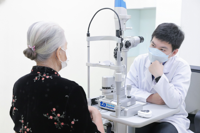 Bác sĩ Phúc khám mắt cho bà Nhung. Ảnh: Bệnh viện Đa khoa Tâm Anh