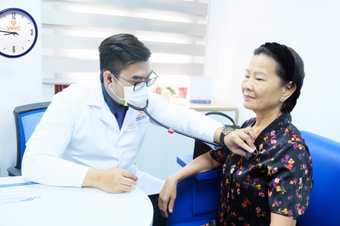 Người cao tuổi, bệnh nền được bác sĩ khám sàng lọc trước khi tiêm vắc xin RSV của GSK tại VNVC Hoàng Văn Thụ, TP HCM, ngày 14/12. Ảnh: Nhân Lê