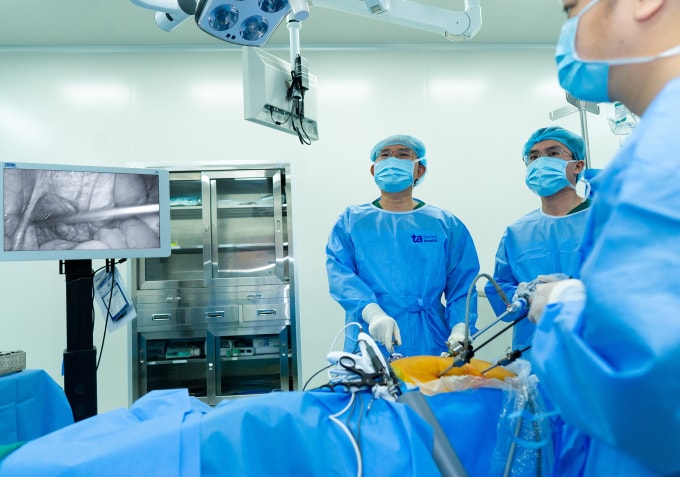 Bác sĩ Kiến Tâm (thứ 3, từ phải qua) đang phẫu thuật nội soi loại bỏ ung thư cho chị Chinh. Ảnh: Bệnh viện Đa khoa Tâm Anh