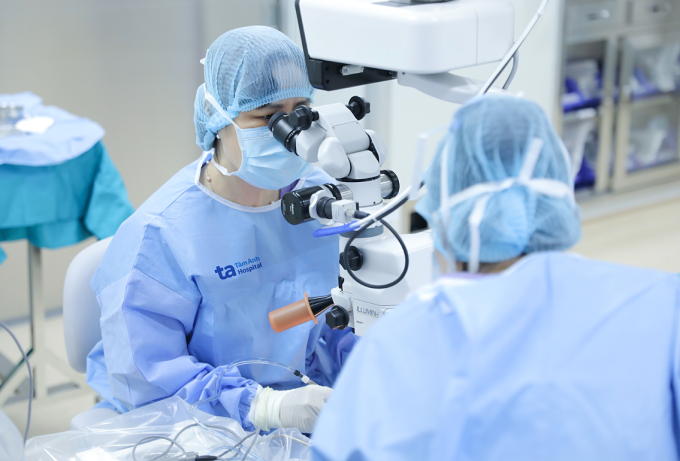 Bác sĩ phẫu thuật điều trị đục thủy tinh thể mắt trái cho bà Nhung. Ảnh: Bệnh viện Đa khoa Tâm Anh