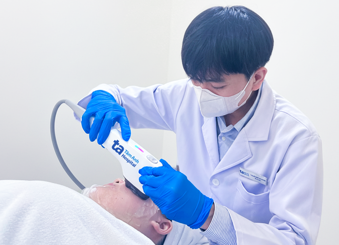 Bác sĩ sử dụng công nghệ sóng HIFU giúp giảm tình trạng da chùng nhão cho chị Hà. Ảnh: Bệnh viện Đa khoa Tâm Anh