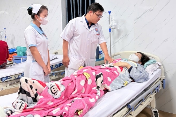 Bác sĩ Bệnh viện Đa khoa Phúc Hưng thăm khám bệnh nhân bị ngộ độc bánh mì. Ảnh: Ngân Giang