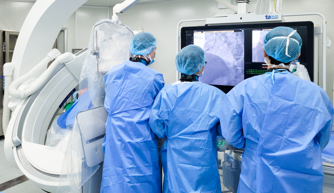 Các bác sĩ can thiệp cho người bệnh. Ảnh: Ngọc Châu