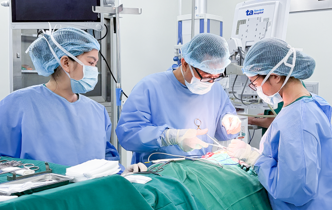 Bác sĩ Huân (giữa) cùng ê kíp phẫu thuật cho ông Dũng . Ảnh: Bệnh viện Đa khoa Tâm Anh