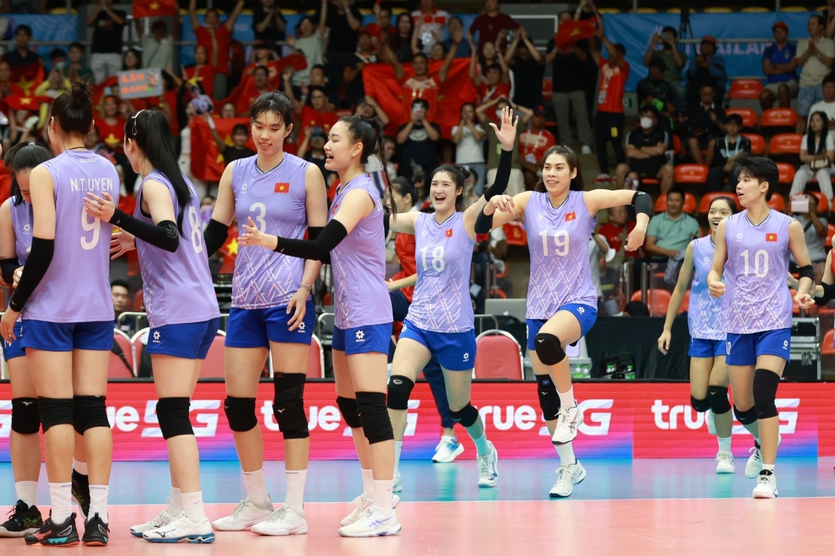 Niềm vui chiến thắng của các cô gái Việt Nam khi hạ Indonesia 3-0 tại bán kết hôm 15/12, tại nhà thi đấu Huamark. Ảnh: Đức Đồng