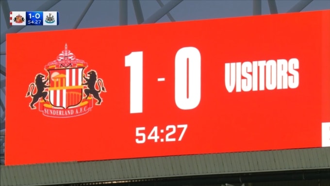 Bảng điện tử hiển thị tỷ số trận đấu giữa Sunderland với Newcastle trên sân Ánh sáng ngày 14/12. Ảnh chụp màn hình