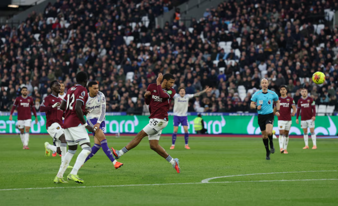 Morgan Rogers (áo trắng) ghi bàn ấn định tỷ số trong trận Aston Villa thắng West Ham 3-0 trên sân vận động London, London, Anh ngày 14/12. Ảnh: Reuters
